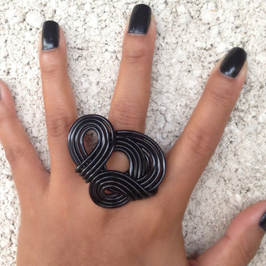 Black color anodized aluminum wire wrap ring.
