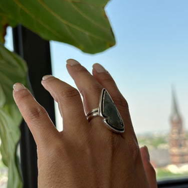 left side view GREEN ARROWHEAD FOSSATO RING